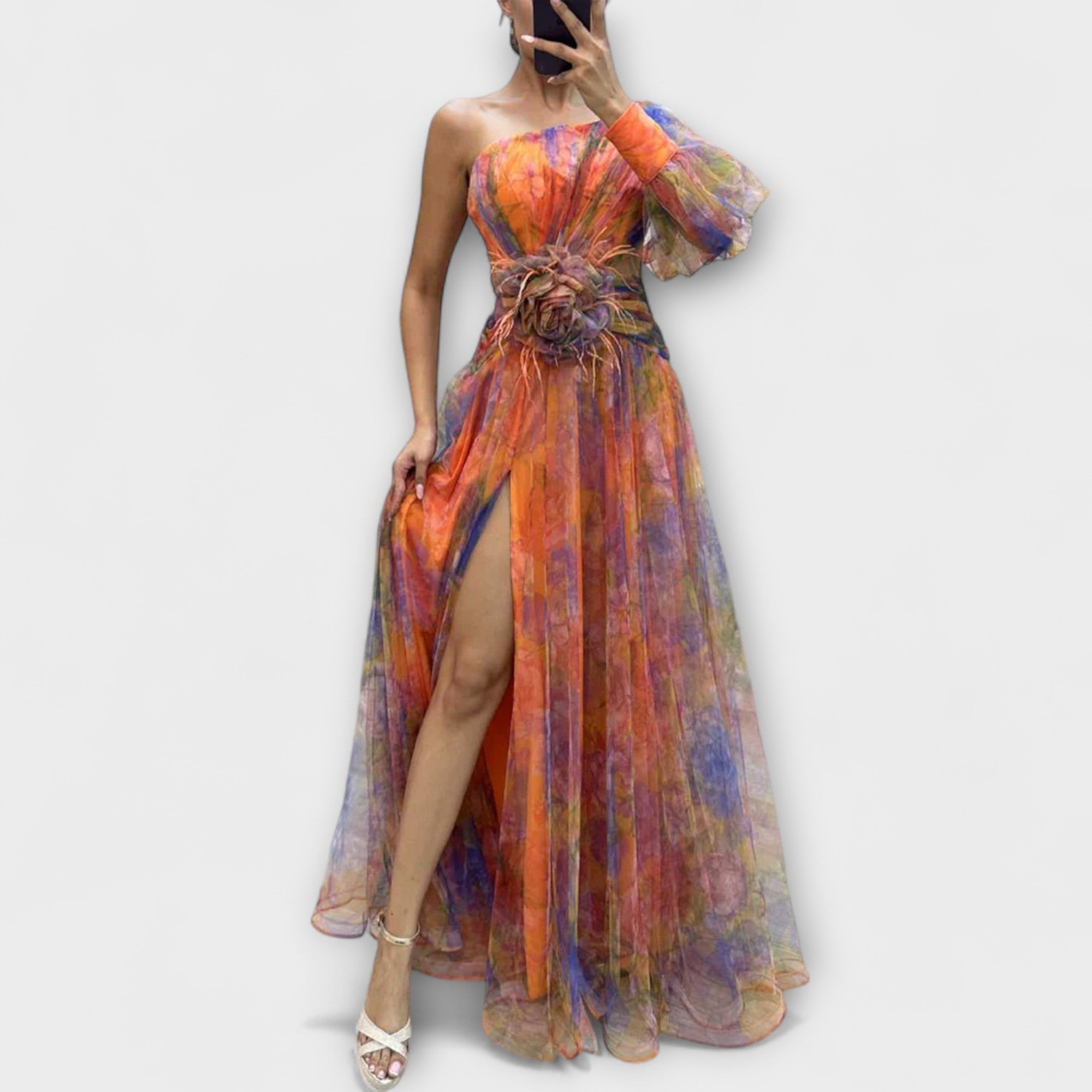 Velora | Šaty s jedním rukávem a rozparkem z průhledné síťoviny