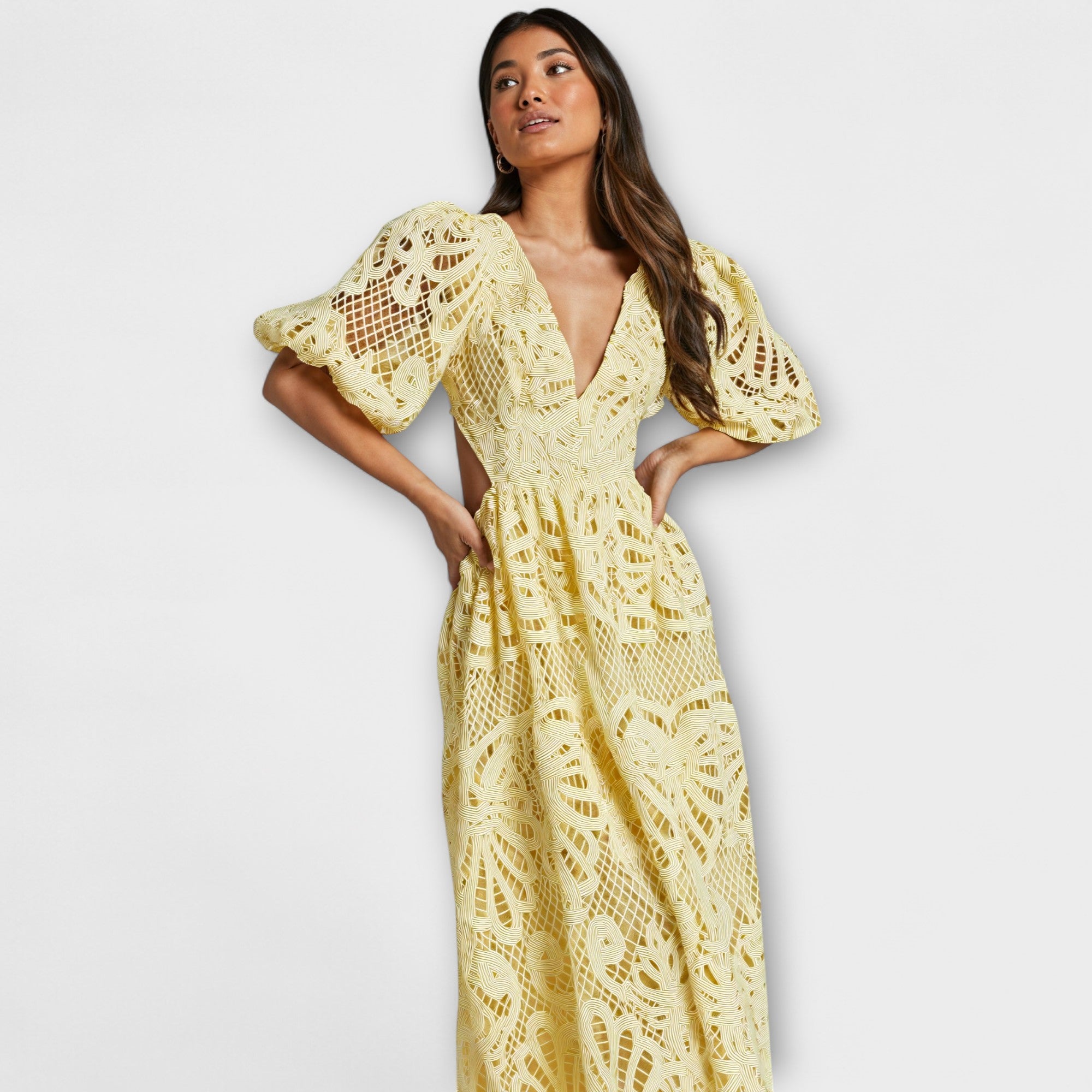 Velora | Midi šaty s výšivkou a průstřihy